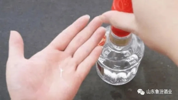 白酒瓶上有這“四個(gè)字”，切記不要買！告訴您怎樣辨別白酒的真假！
